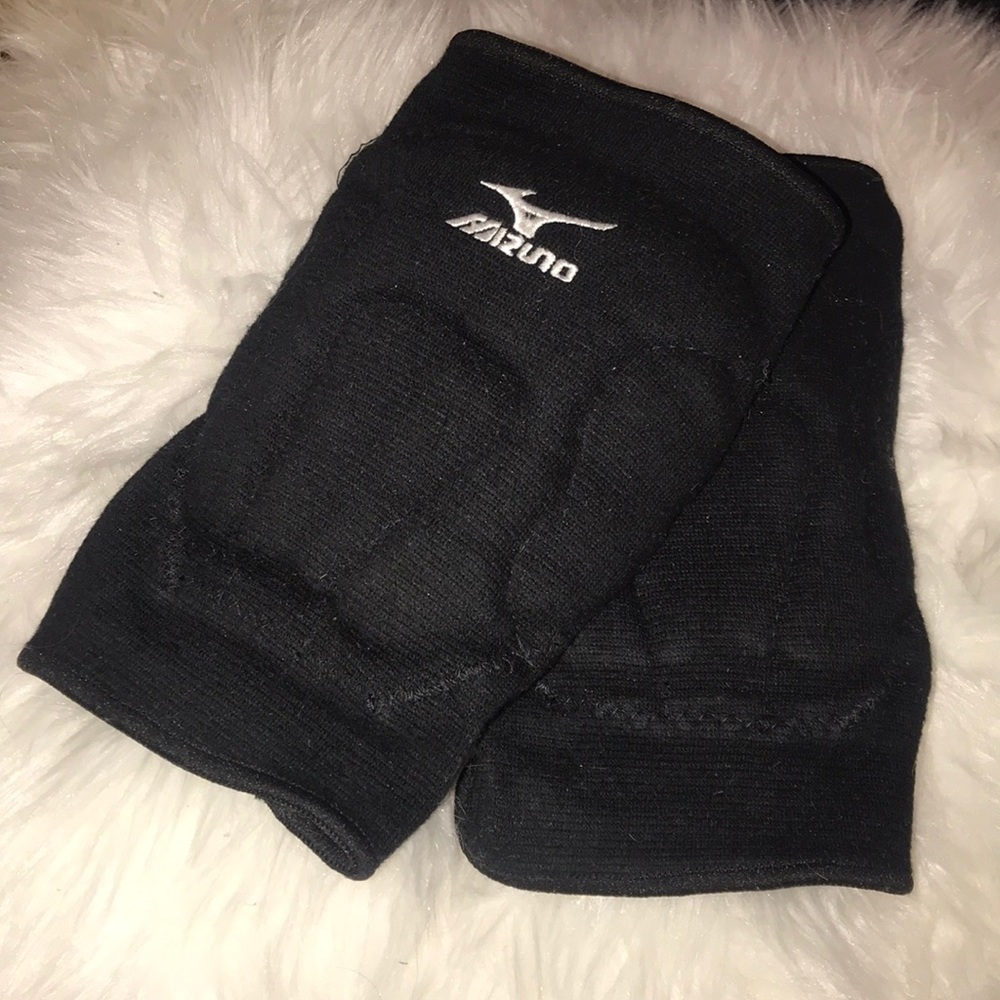 Black knee pads